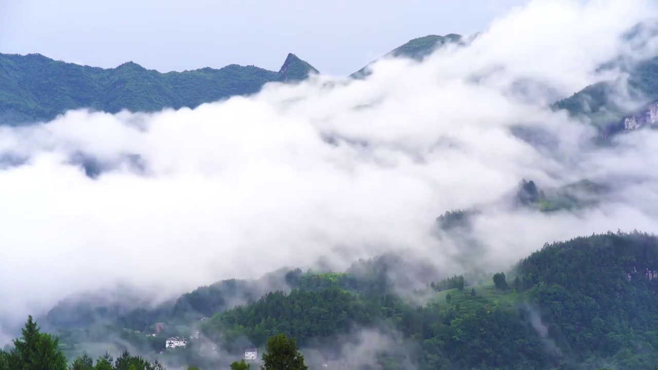 贵州遵义，延时拍摄，云雾缭绕的山脉移动视频下载