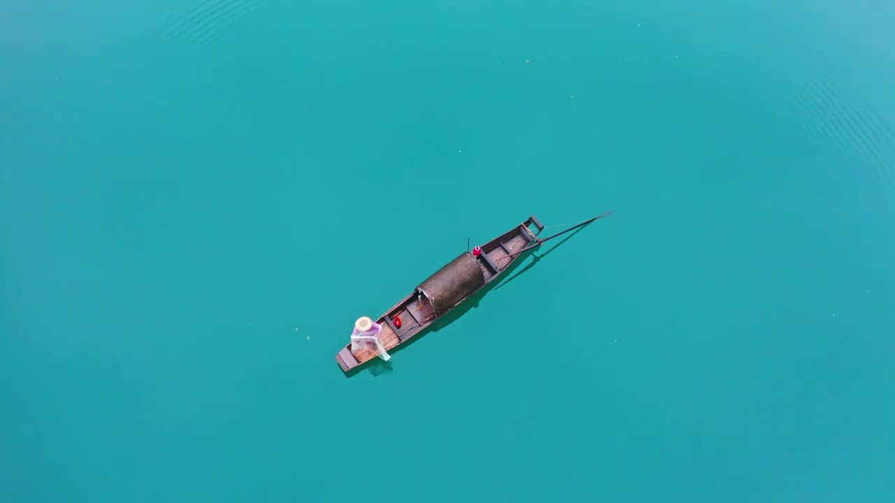 东江湖的渔船，小东江撒网，蓝色的湖水，纯净的湖水，渔民撒网视频下载
