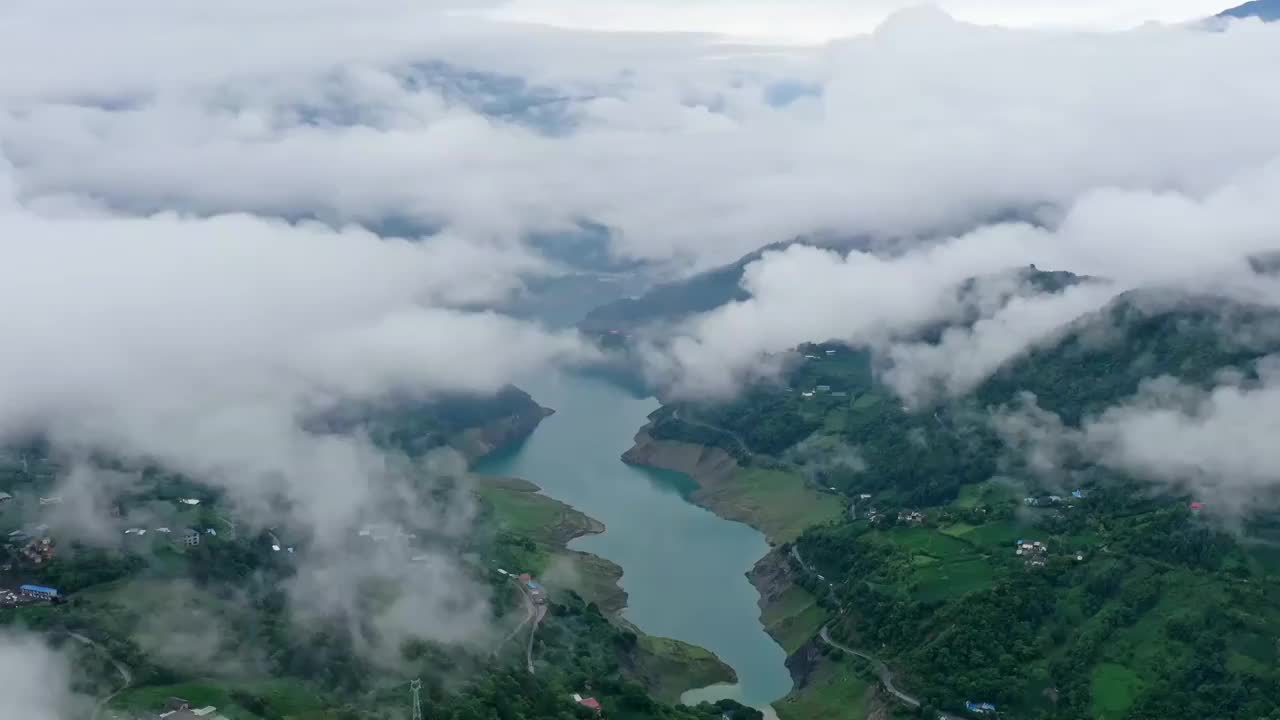 云海，山间的云景，水墨风的景观，中国风的风景，雨后的云海视频下载