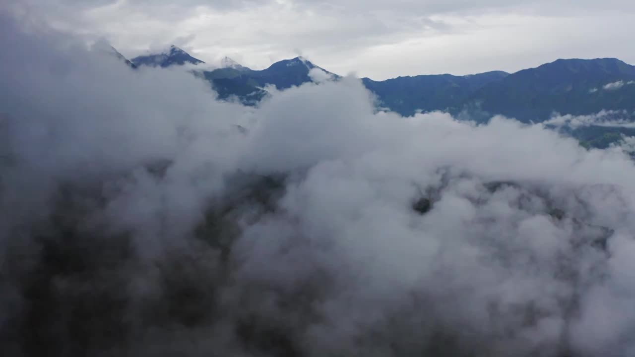 云海，山间的云景，水墨风的景观，中国风的风景，雨后的云海视频素材