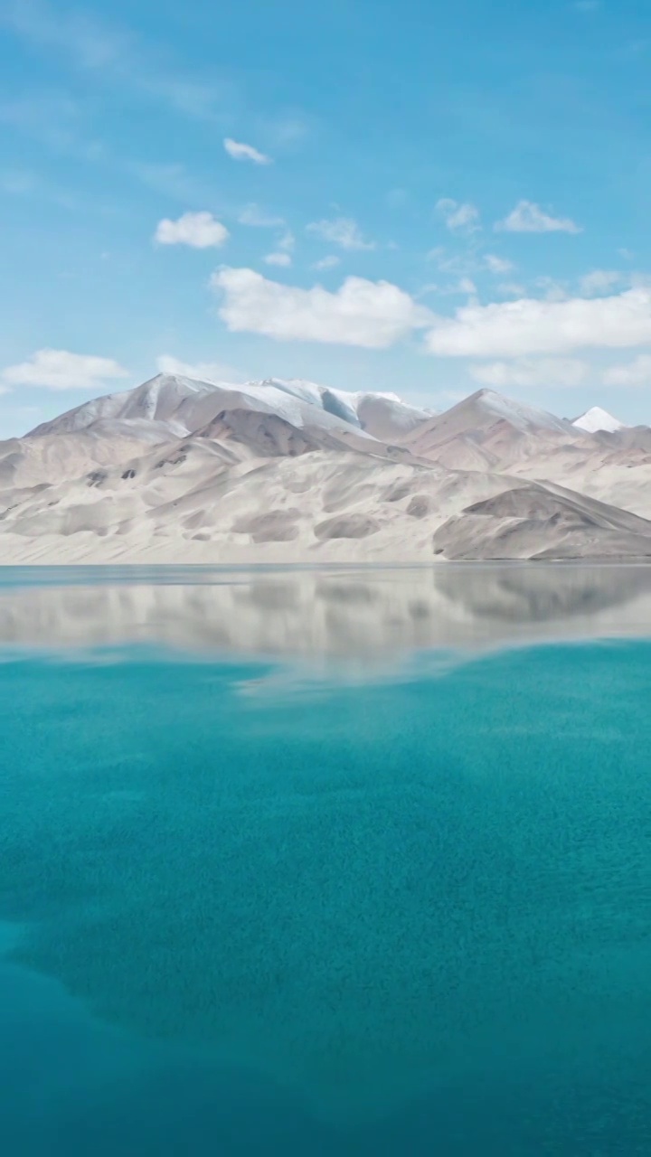 南疆白沙湖，蓝色的湖水，湖水与公路视频素材