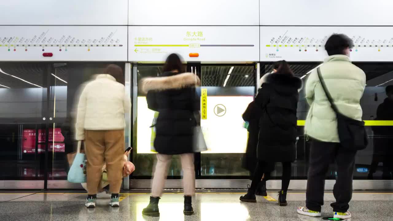 忙碌的地铁屏蔽门前上下车的人群延时摄影视频下载