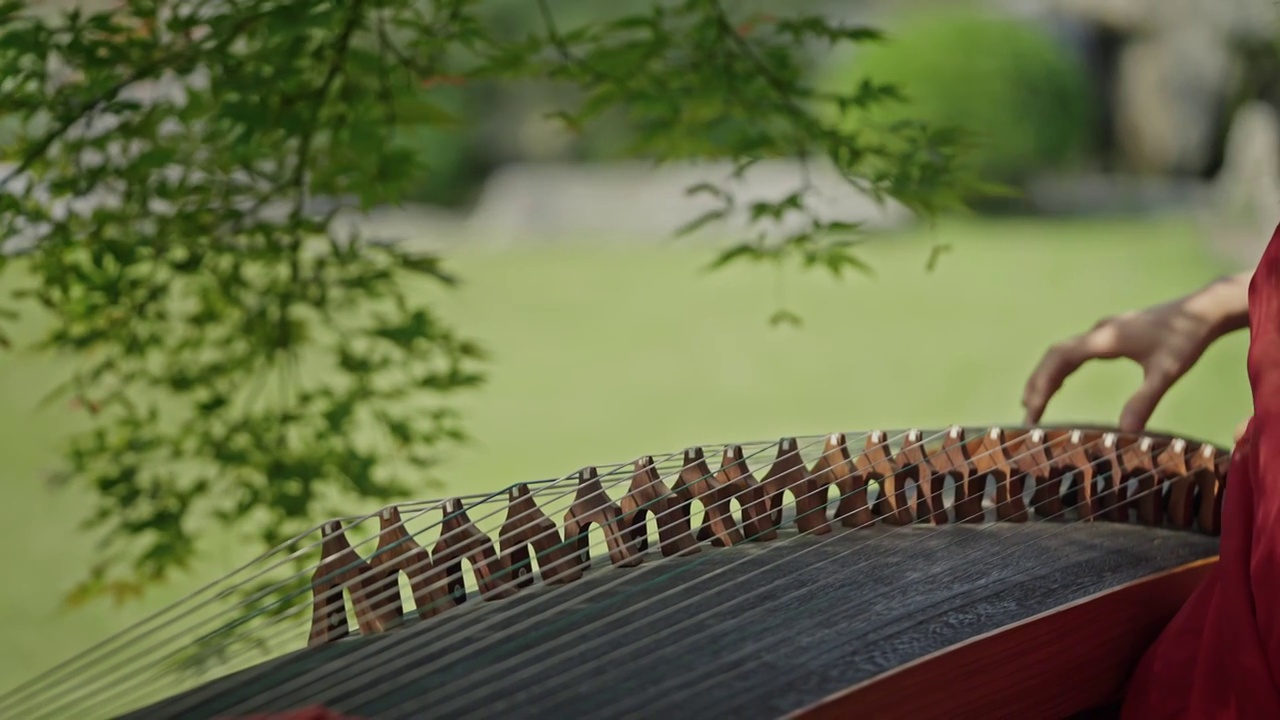 女子在环境优雅的古典园林中弹琴视频下载