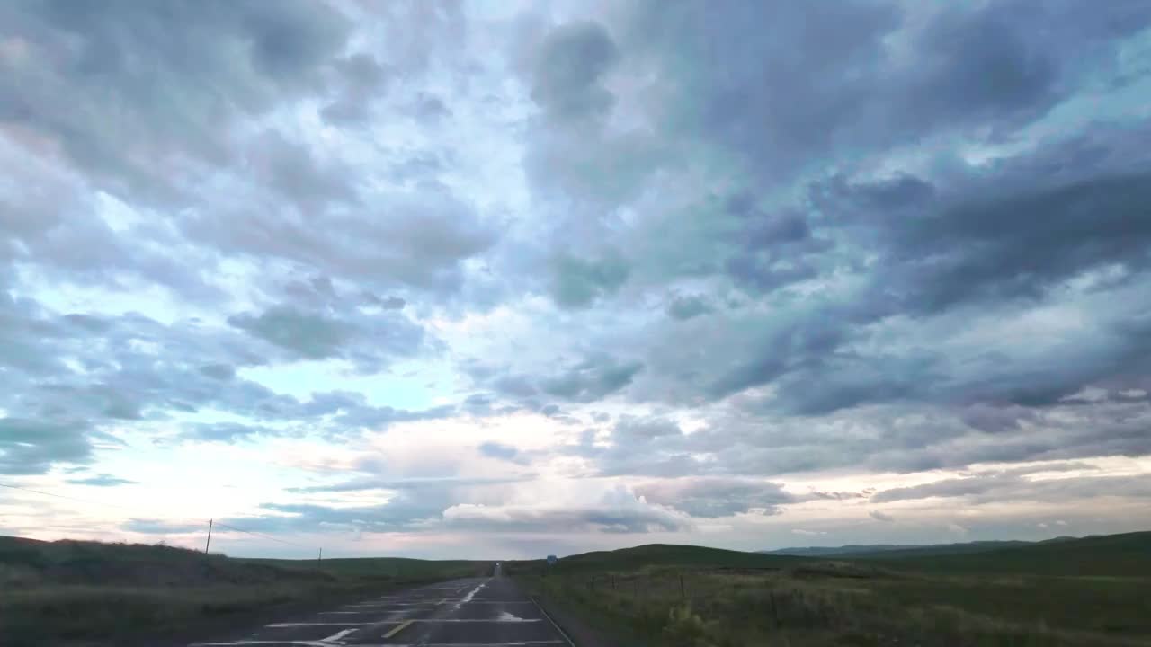 乌拉盖草原开车前进视角草原公路蓝天白云视频下载