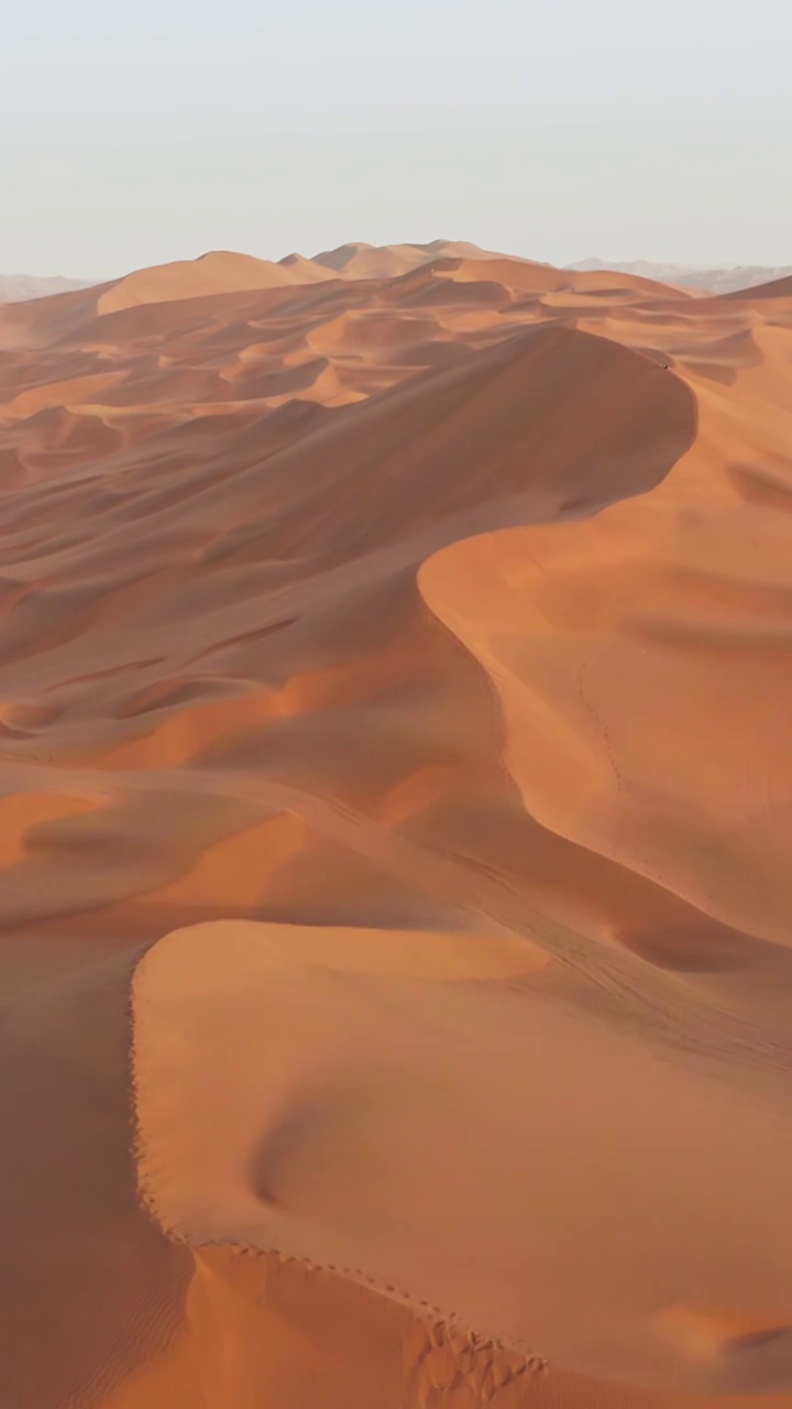 库木塔格沙漠，塔克拉玛干沙漠，干旱的地理环境视频下载