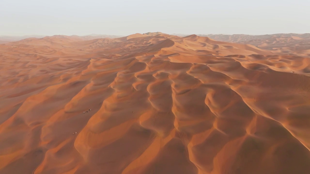 库木塔格沙漠，塔克拉玛干沙漠，干旱的地理环境视频下载
