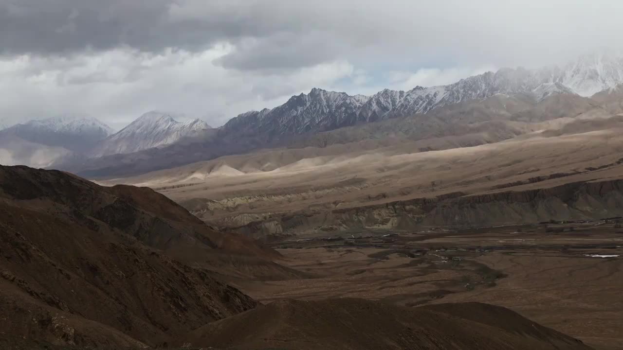 山谷中的光影变化，帕米尔高原的光影视频下载