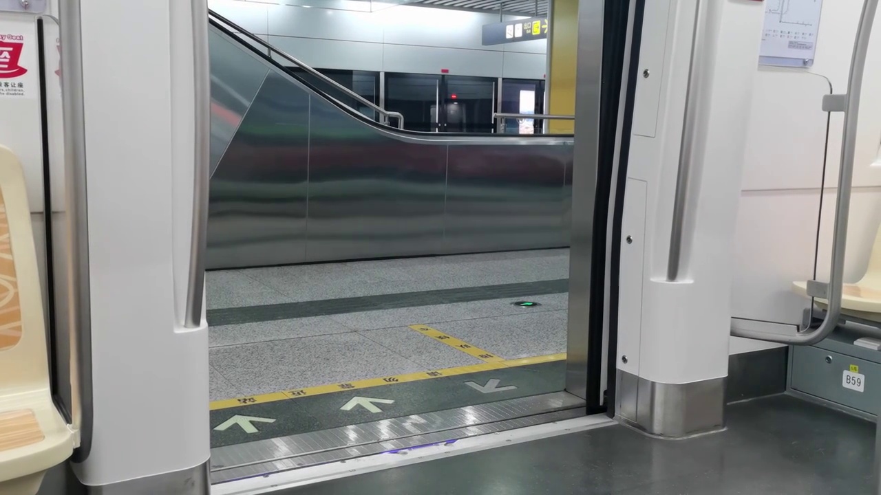 地铁列车开门关门瞬间特写视频素材