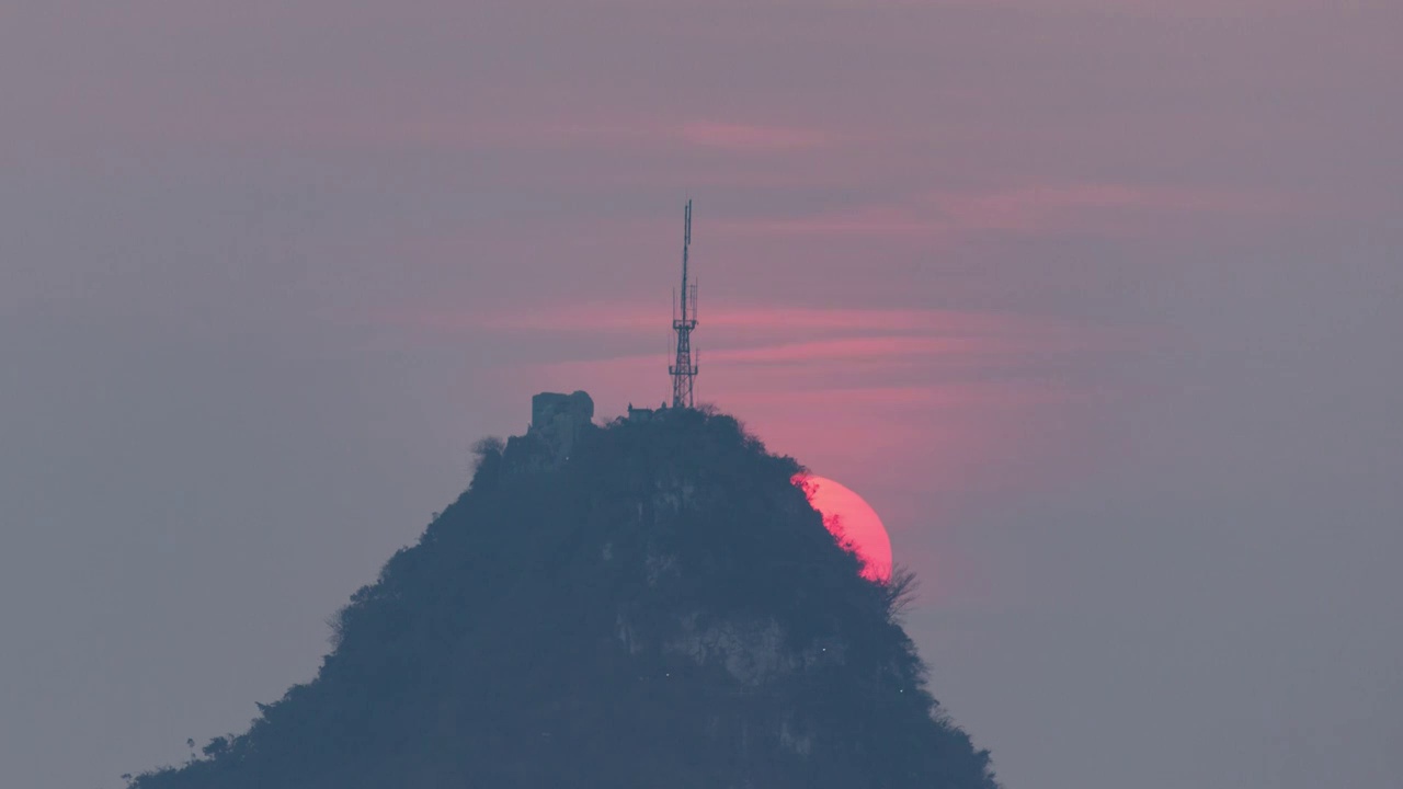 广西柳州马鞍山山顶游客与太阳落山延时摄影视频素材