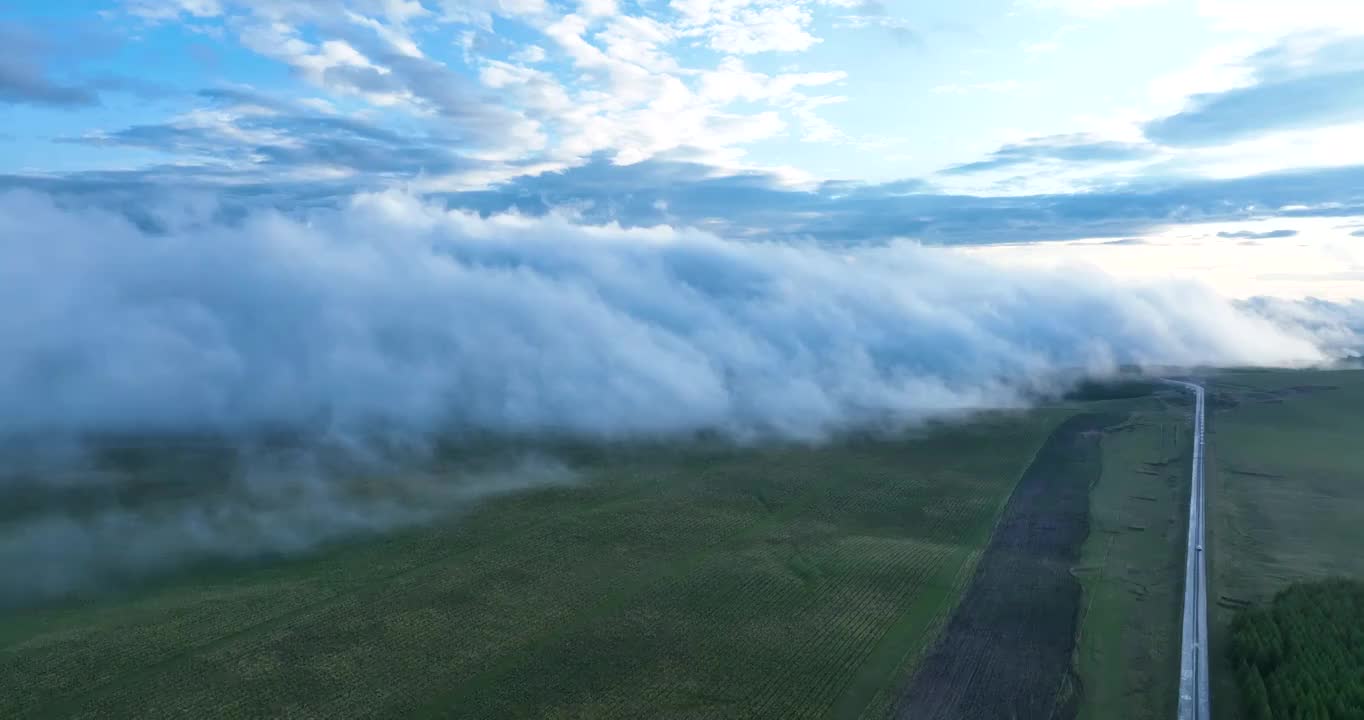 云雾下的乌兰布统草原视频下载