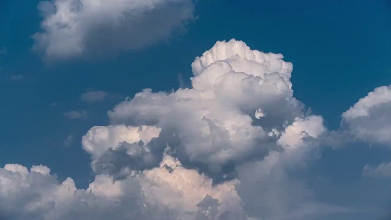 蓝天白云浓积云翻涌生长视频素材