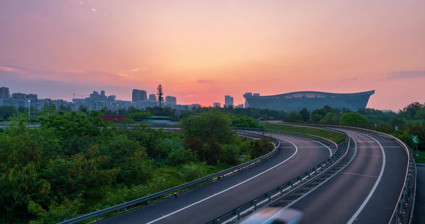 四川成都环球中心绕城高速旁的日出，染红了天空视频下载