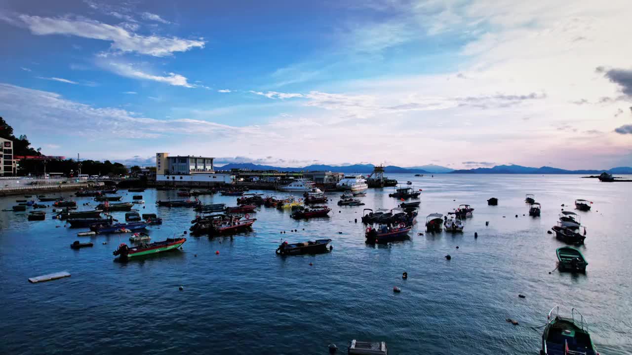 蓝色海面渔船游艇出海蓝天白云视频下载