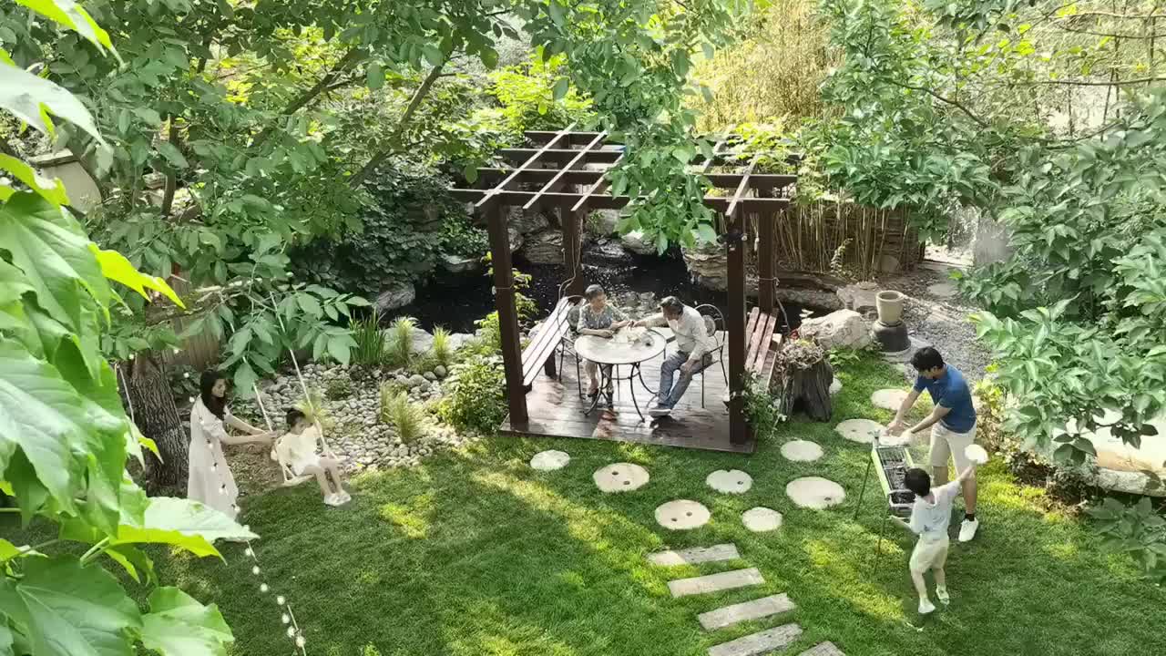 快乐家庭在庭院里玩耍视频下载