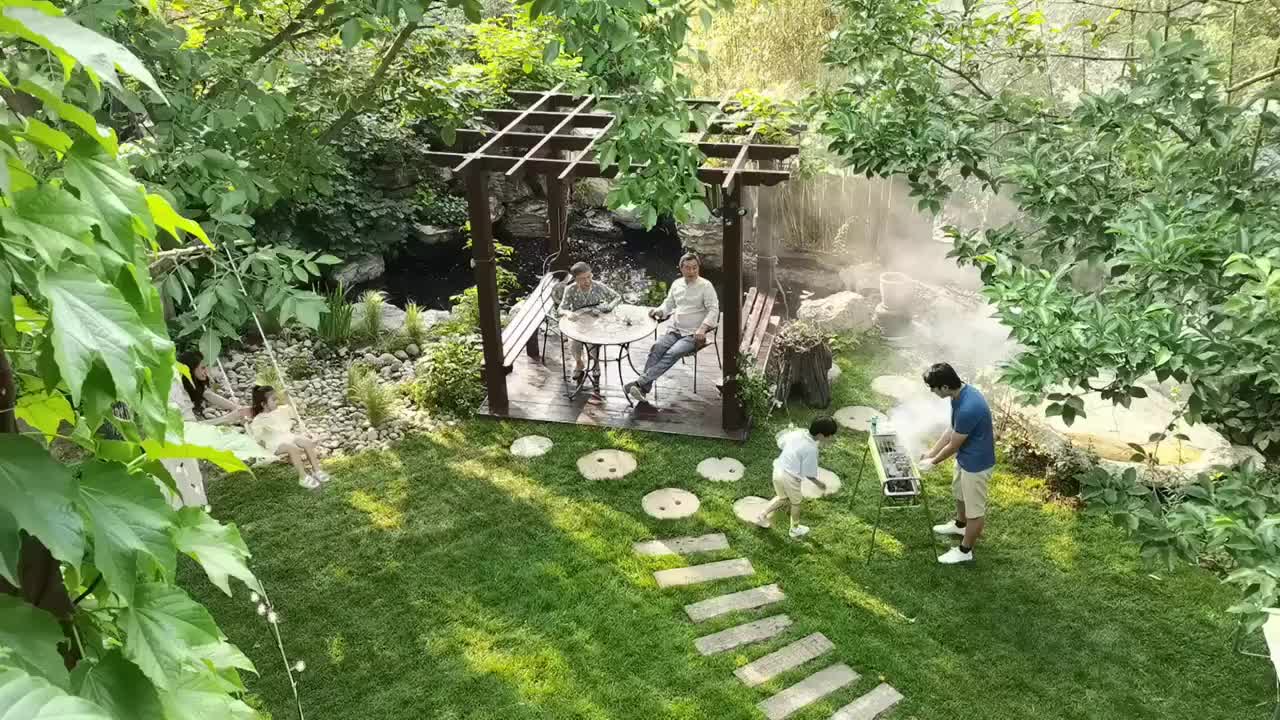 快乐家庭在庭院里玩耍视频素材