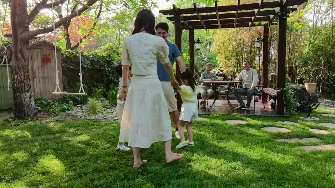 快乐家庭在庭院里玩耍视频素材