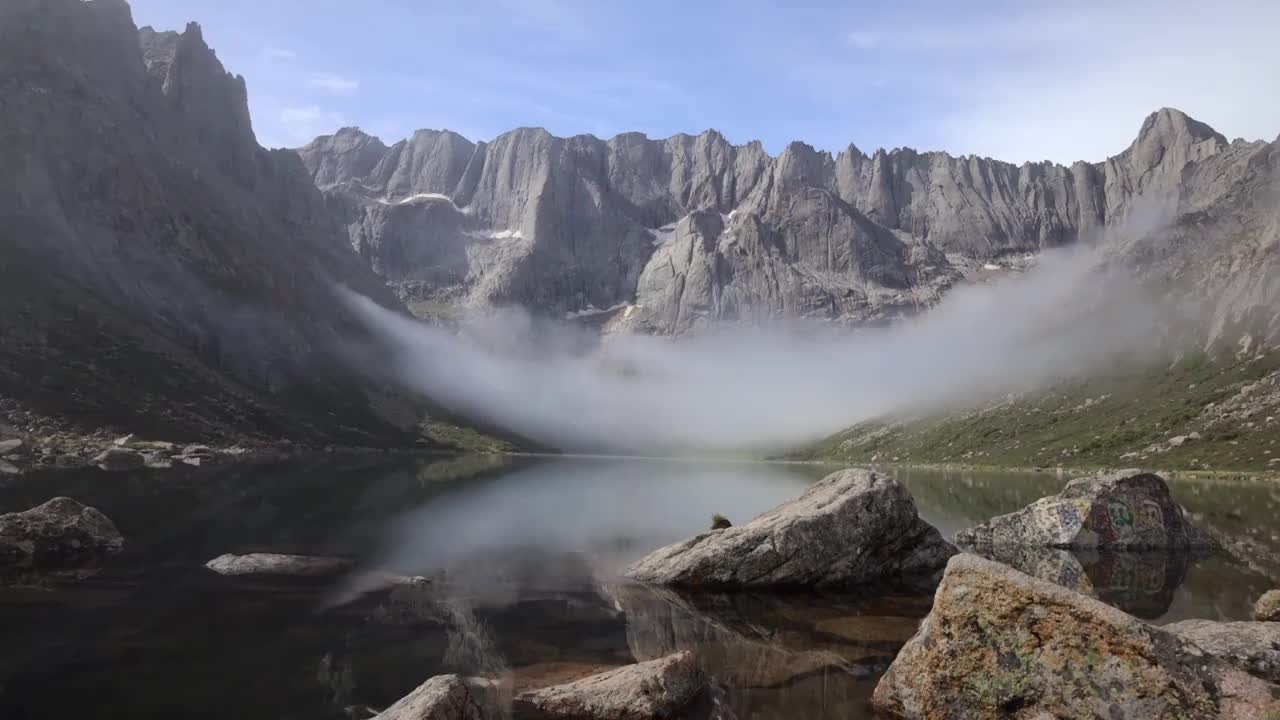 莲宝叶则湖上的心型云桥视频素材