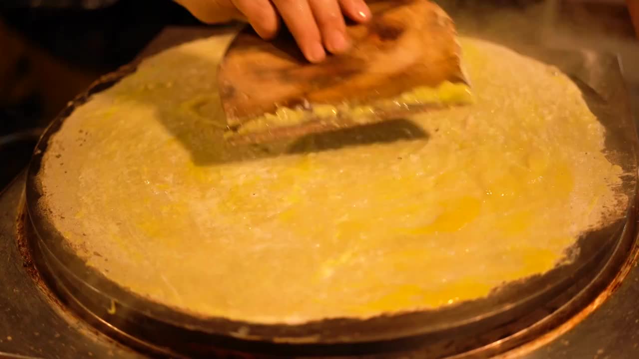 兰州大众巷美食街夜市杂粮煎饼制作过程视频素材