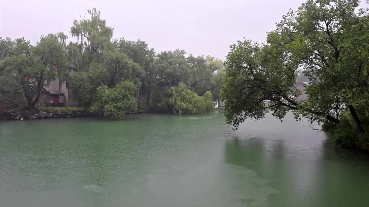 夏天雨中的颐和园后湖视频下载
