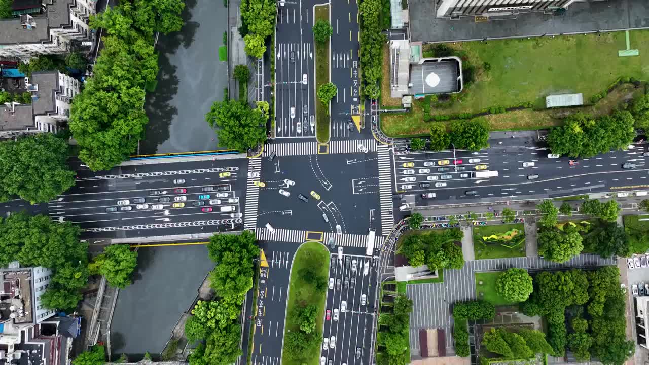 俯拍城市繁忙的十字路口车流视频下载