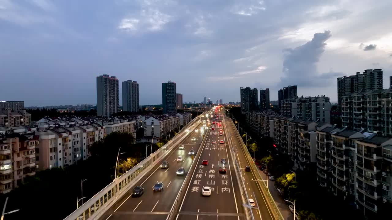 傍晚时分南京内环南线的车流视频素材