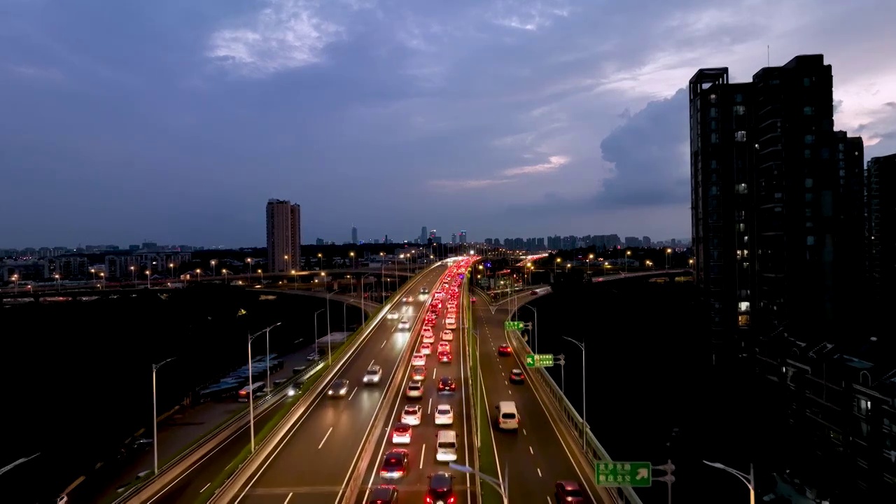 傍晚时分南京内环南线交通堵塞的车流视频素材