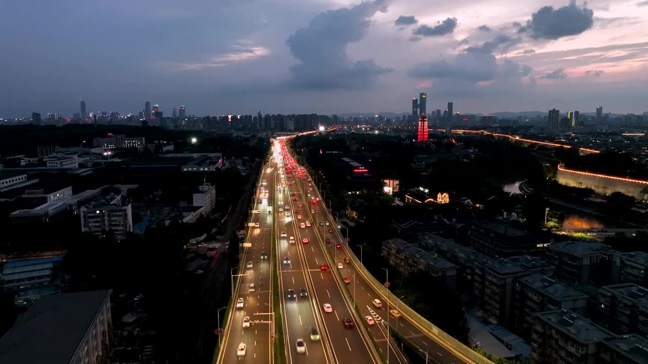 傍晚时分繁忙的南京内环南线车流视频素材