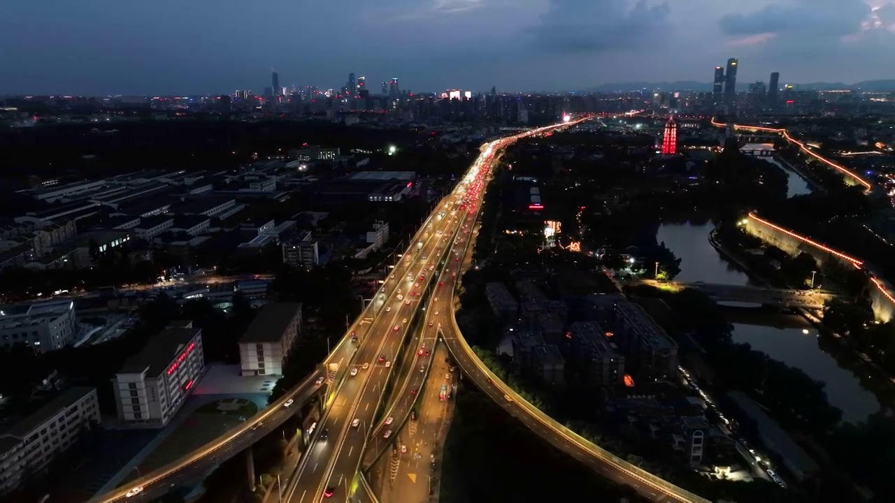 夜晚繁忙的南京内环南线车流视频素材