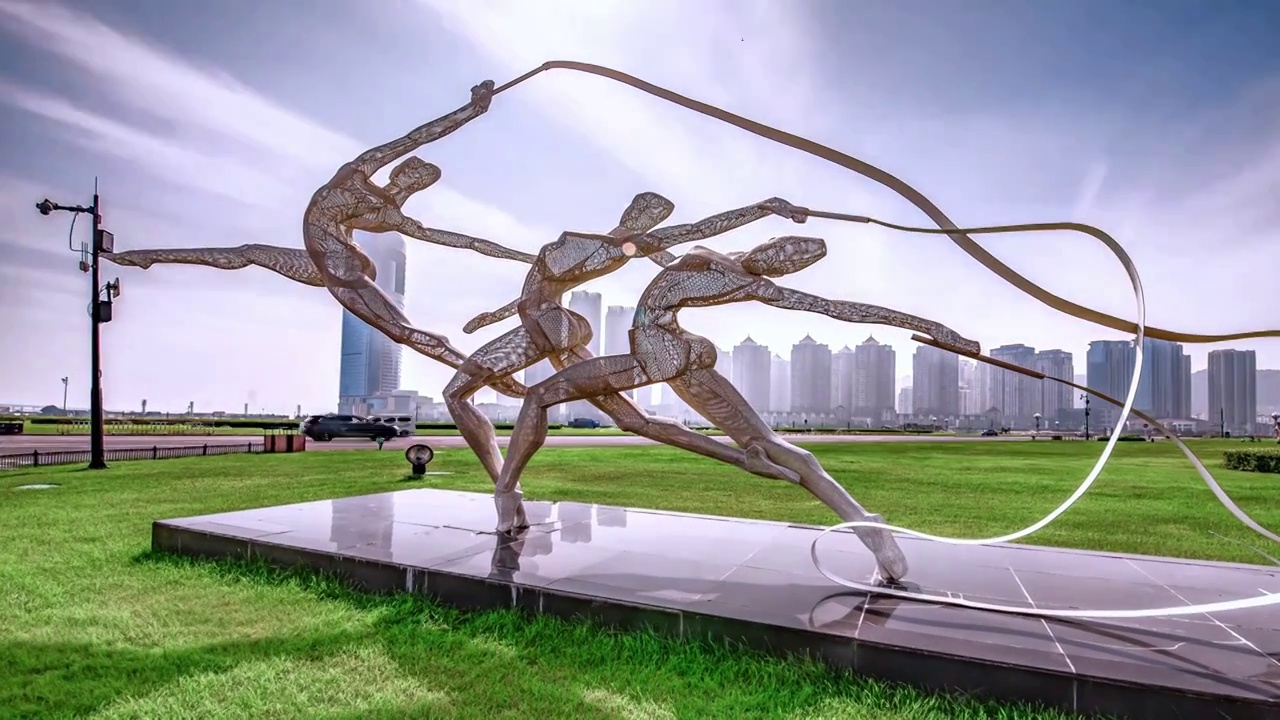 中国辽宁大连星海广场舞动青春雕塑视频下载