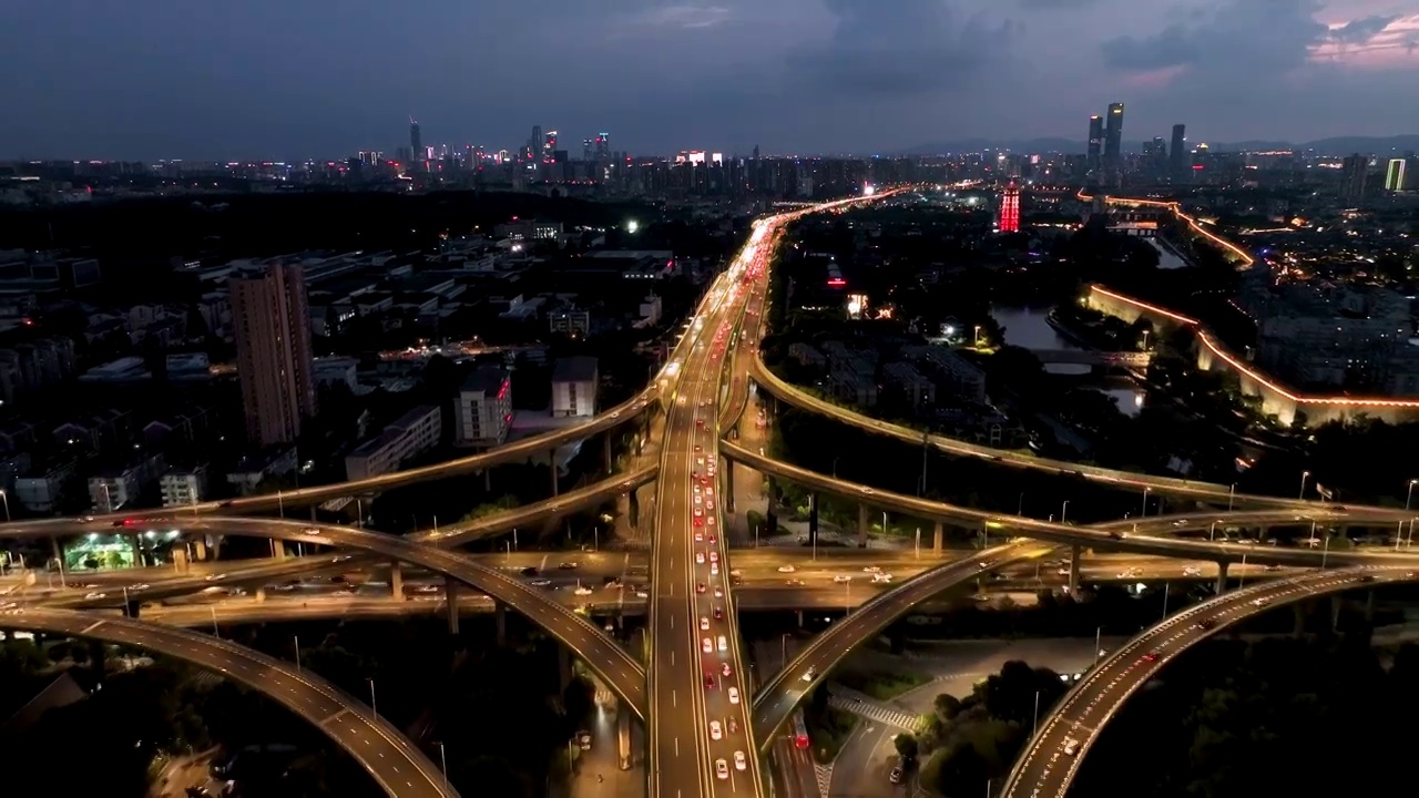 夜晚繁忙的南京双桥门立交桥车流视频下载