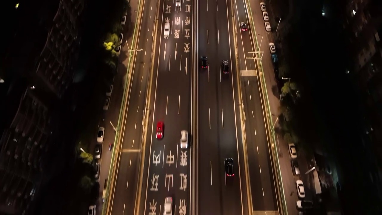 夜晚俯瞰立交桥上来往的车流视频素材