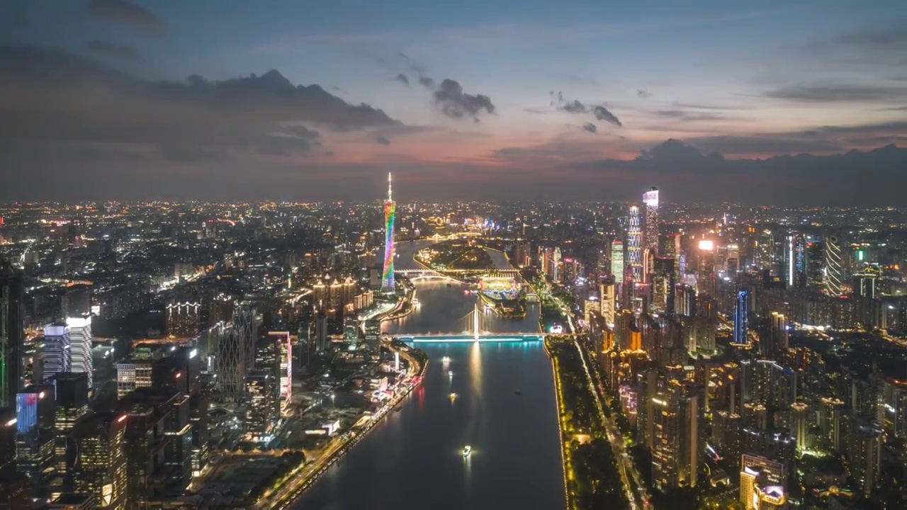 航拍黄昏时刻珠江两岸的琶洲西区与珠江新城视频下载