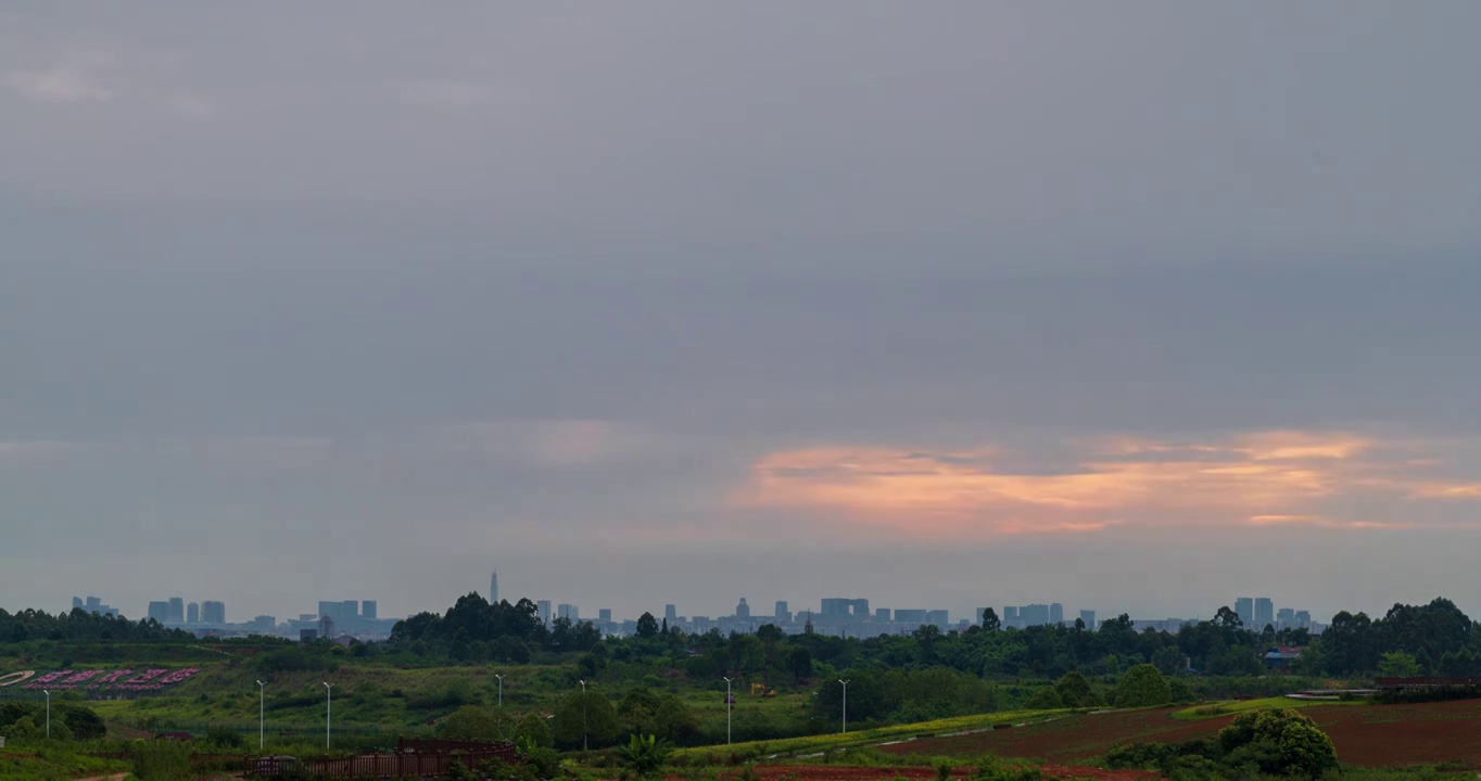 清晨，成都郊外远望城市高楼视频下载