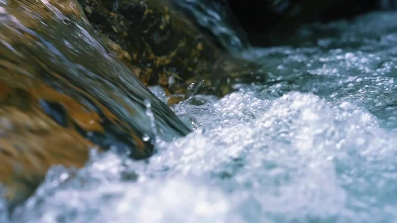清澈流水苔藓青苔小溪瀑布阳光森林水花飞溅视频下载
