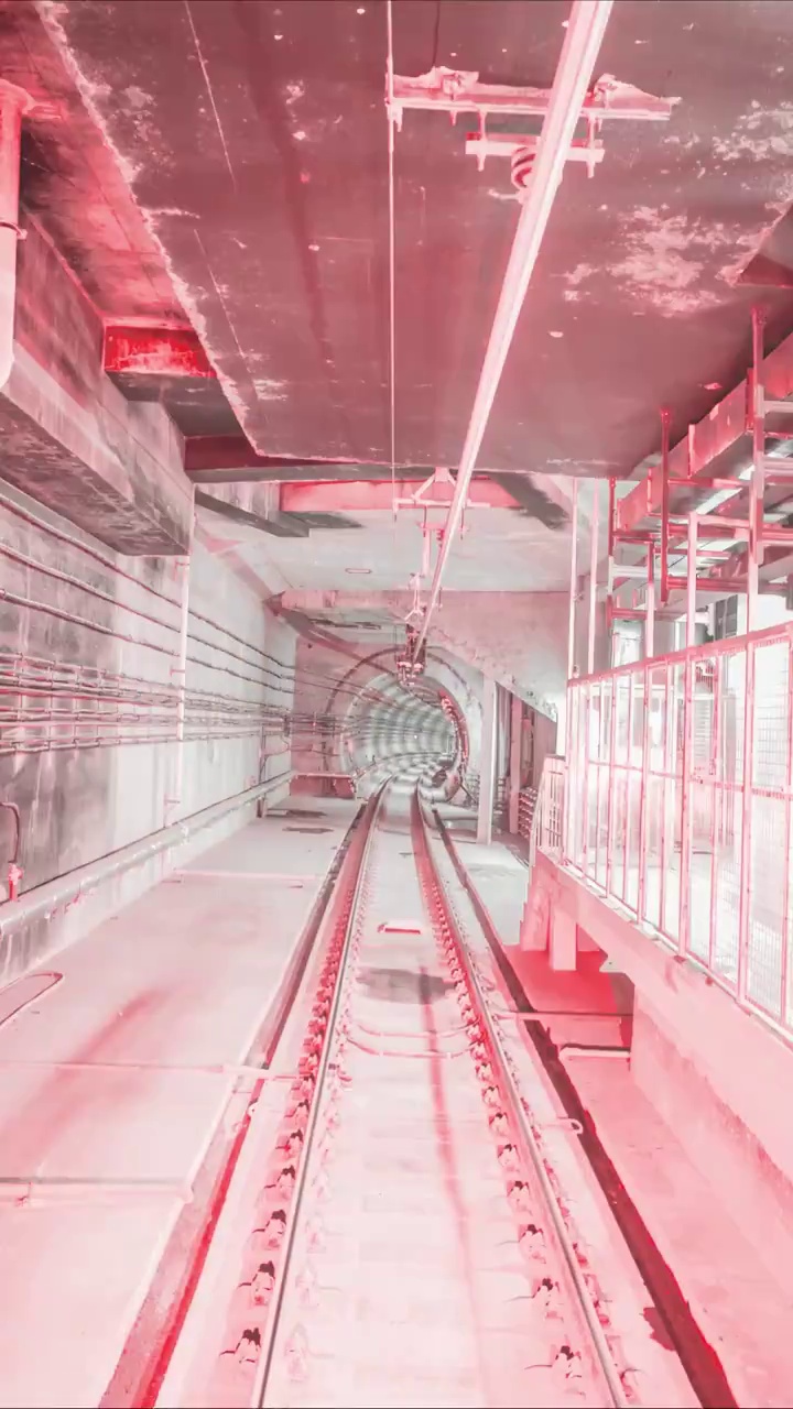 地铁轨道交通在隧道中行驶延时竖幅视频下载