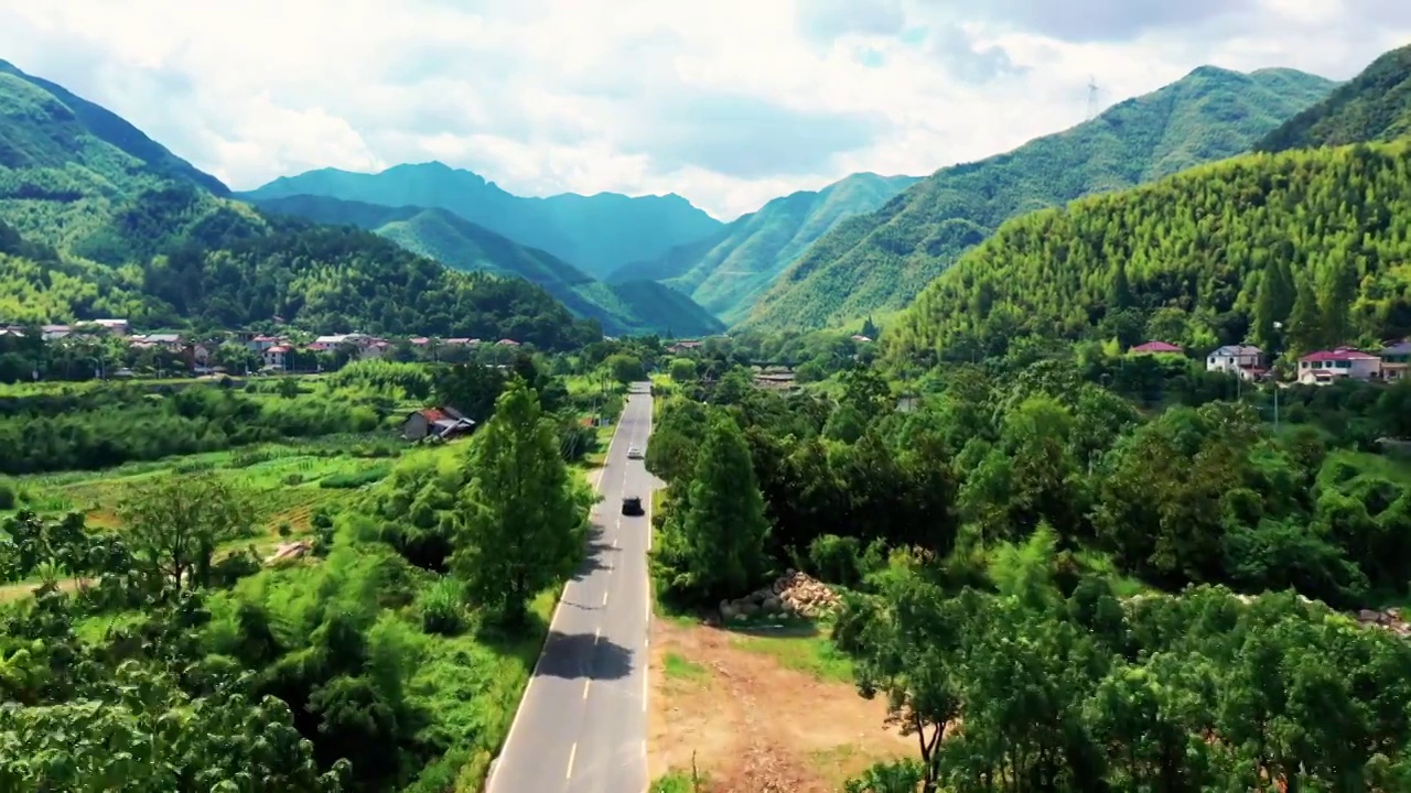 航拍汽车行驶在风景秀丽的山中公路视频下载