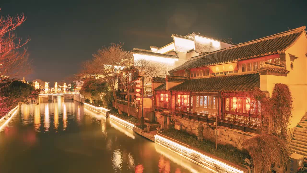 南京秦淮河游船与传统建筑夜景延时视频素材