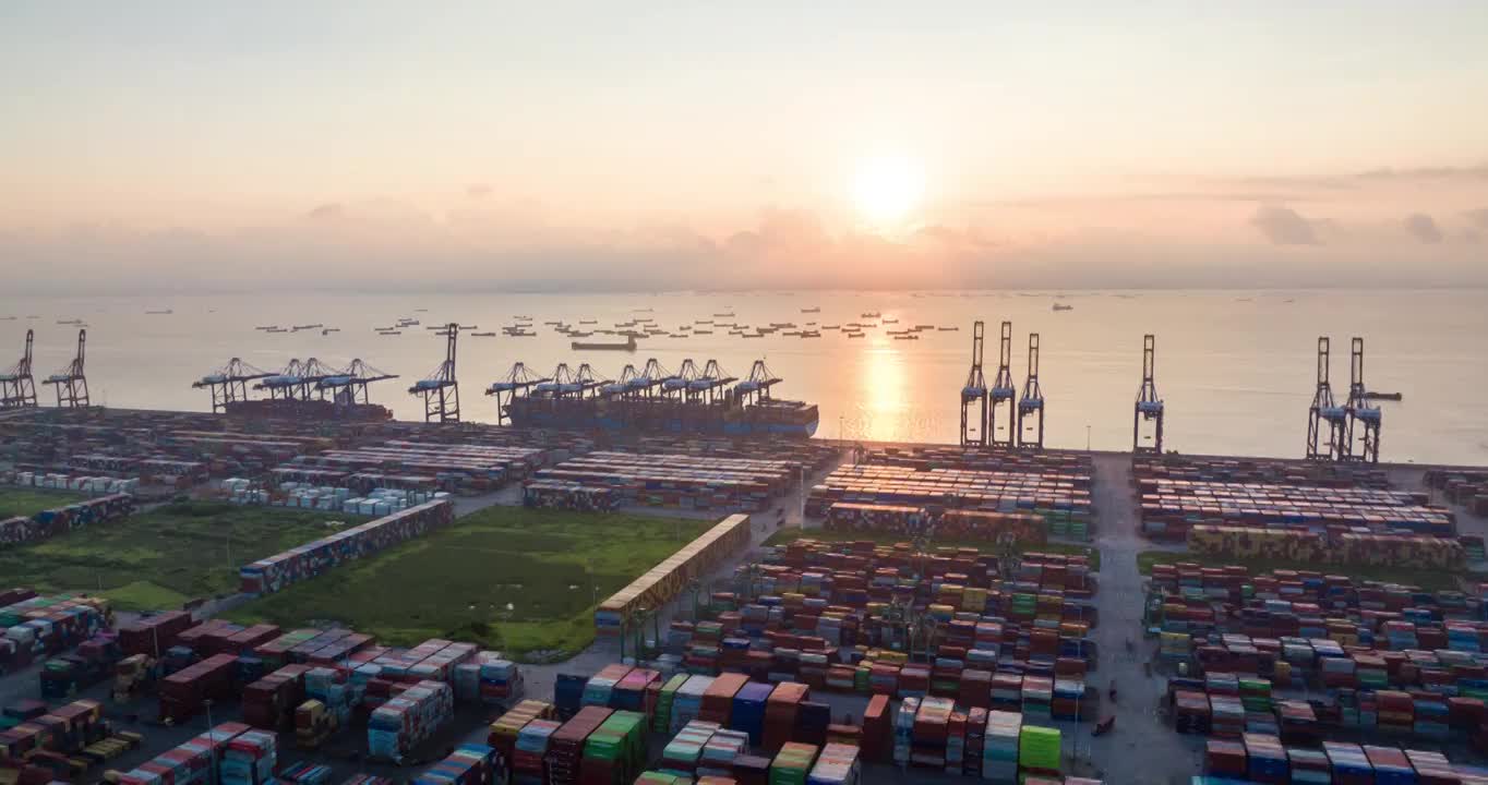 4k广州南沙港日出货运码头集装箱航拍延时视频下载