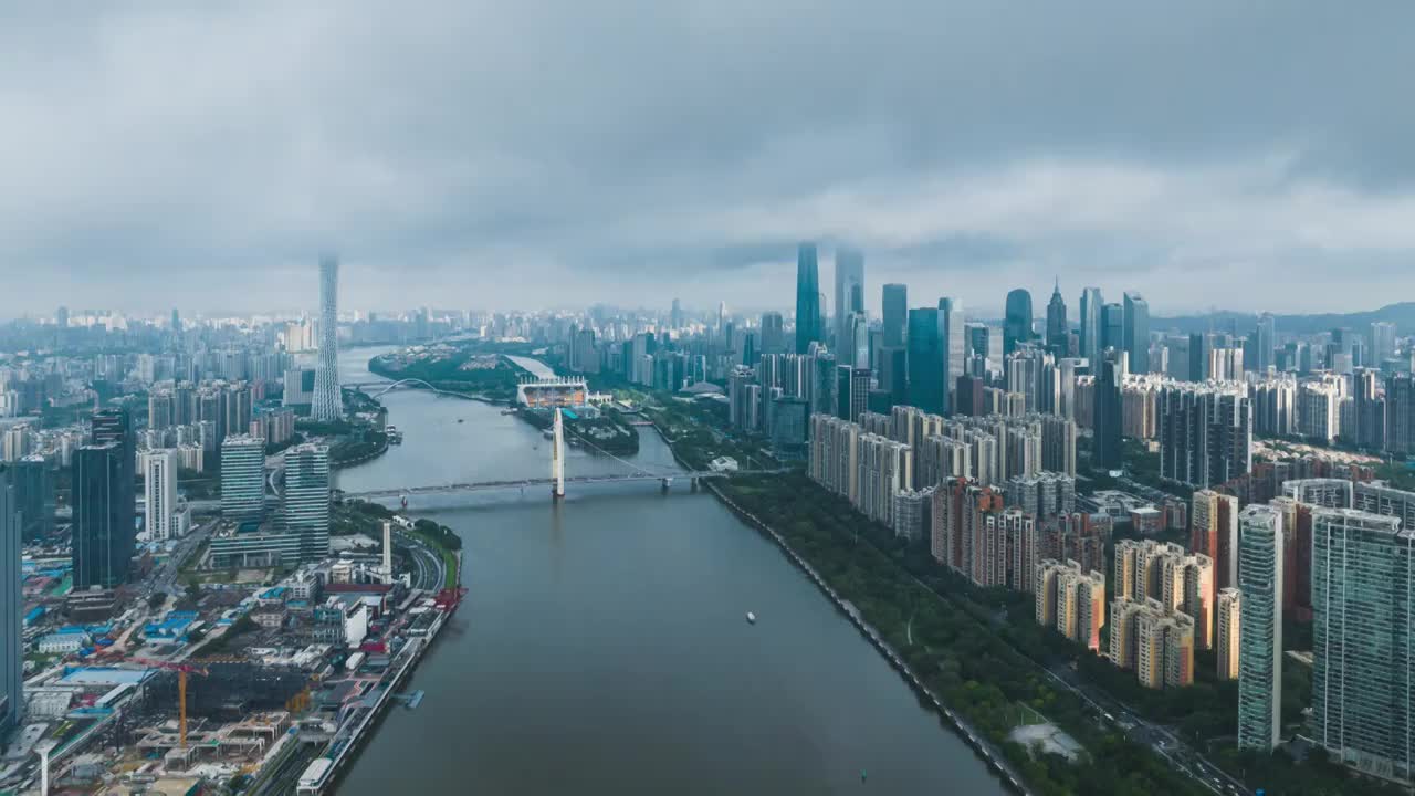 航拍早晨珠江两岸的琶洲西区与珠江新城、广州塔视频素材