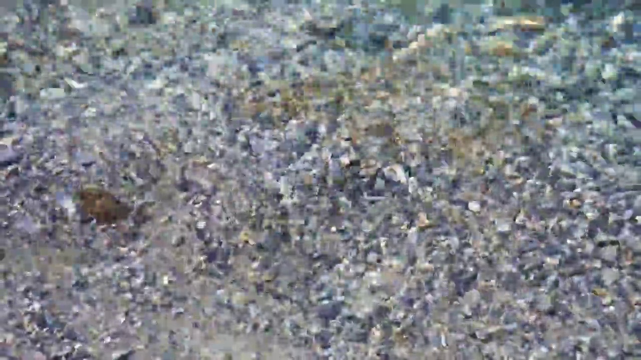 云南丽江蓝月谷清澈见底的湖水和鹅卵石视频下载