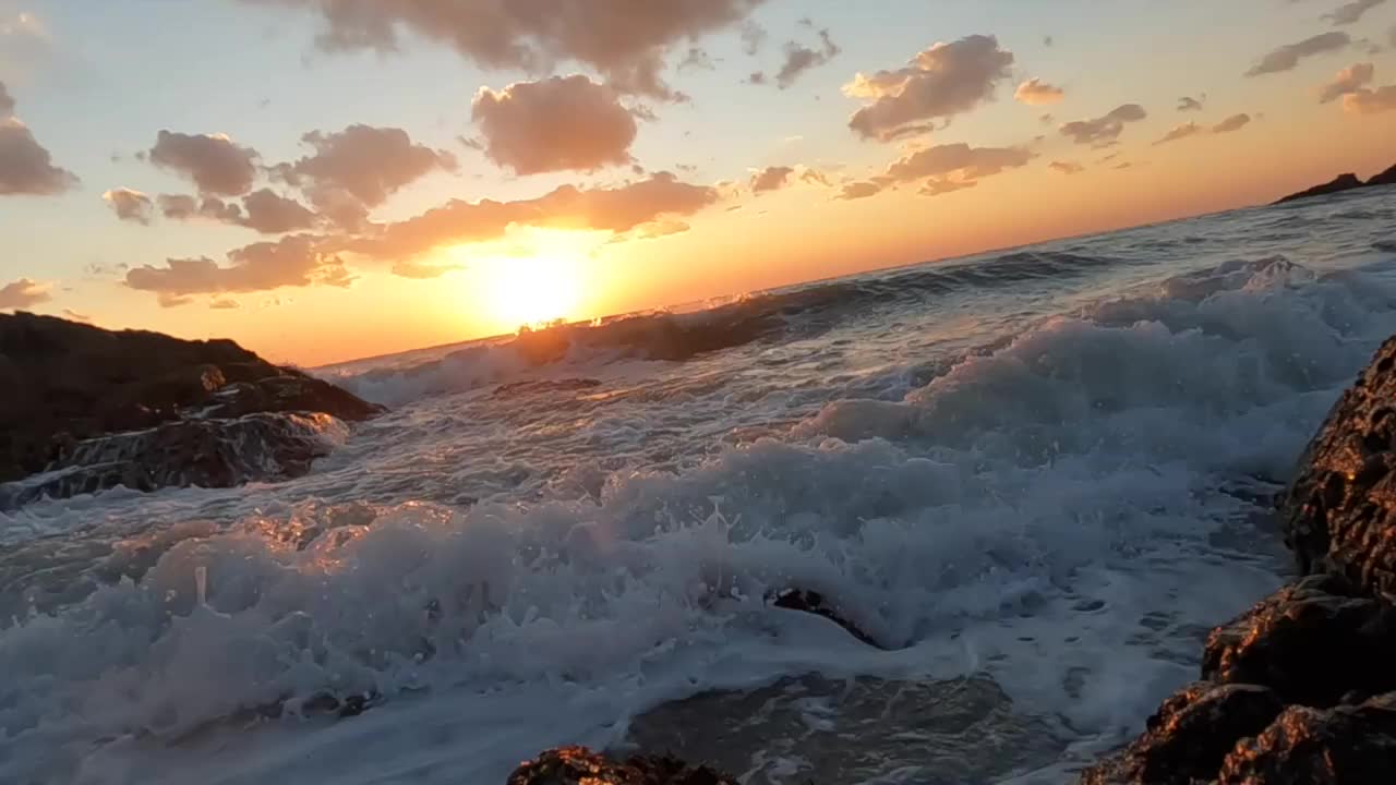 唯美晚霞大海海浪拍打礁石慢镜头视频下载