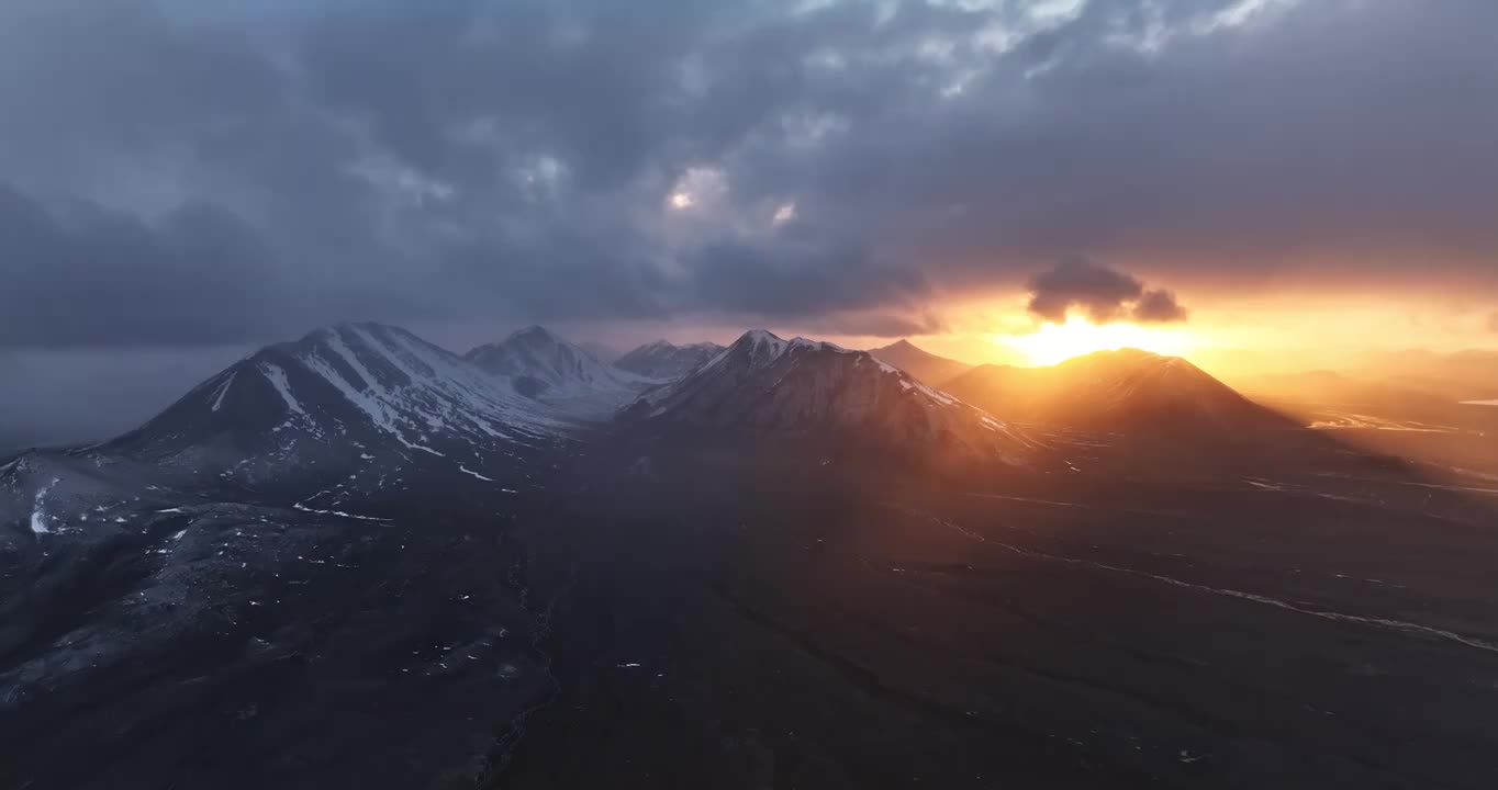 航拍西藏阿里的羌塘无人区的日落视频下载