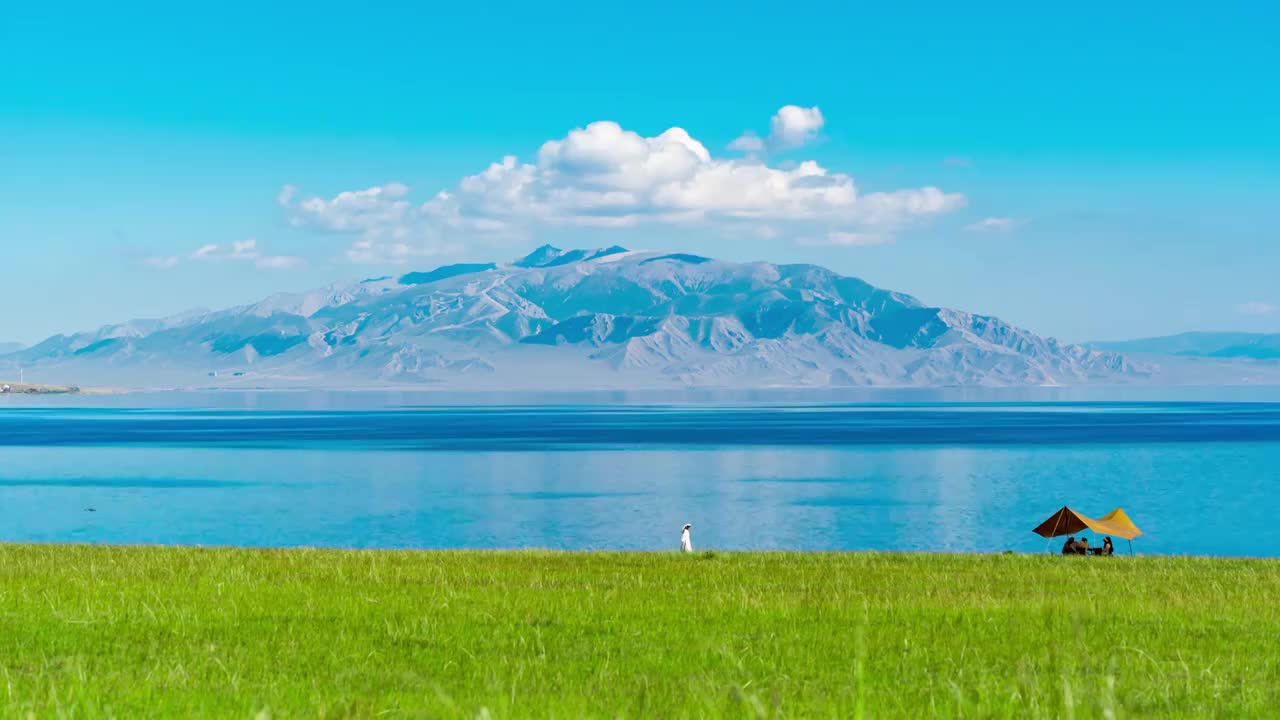 新疆旅游北疆伊犁赛里木湖蓝天湖泊草原视频下载