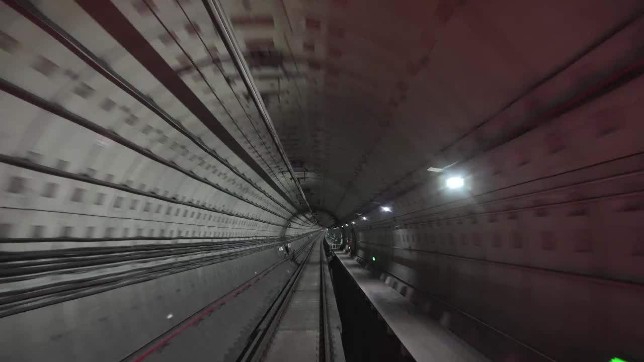 上海地铁15号线列车行驶视频素材