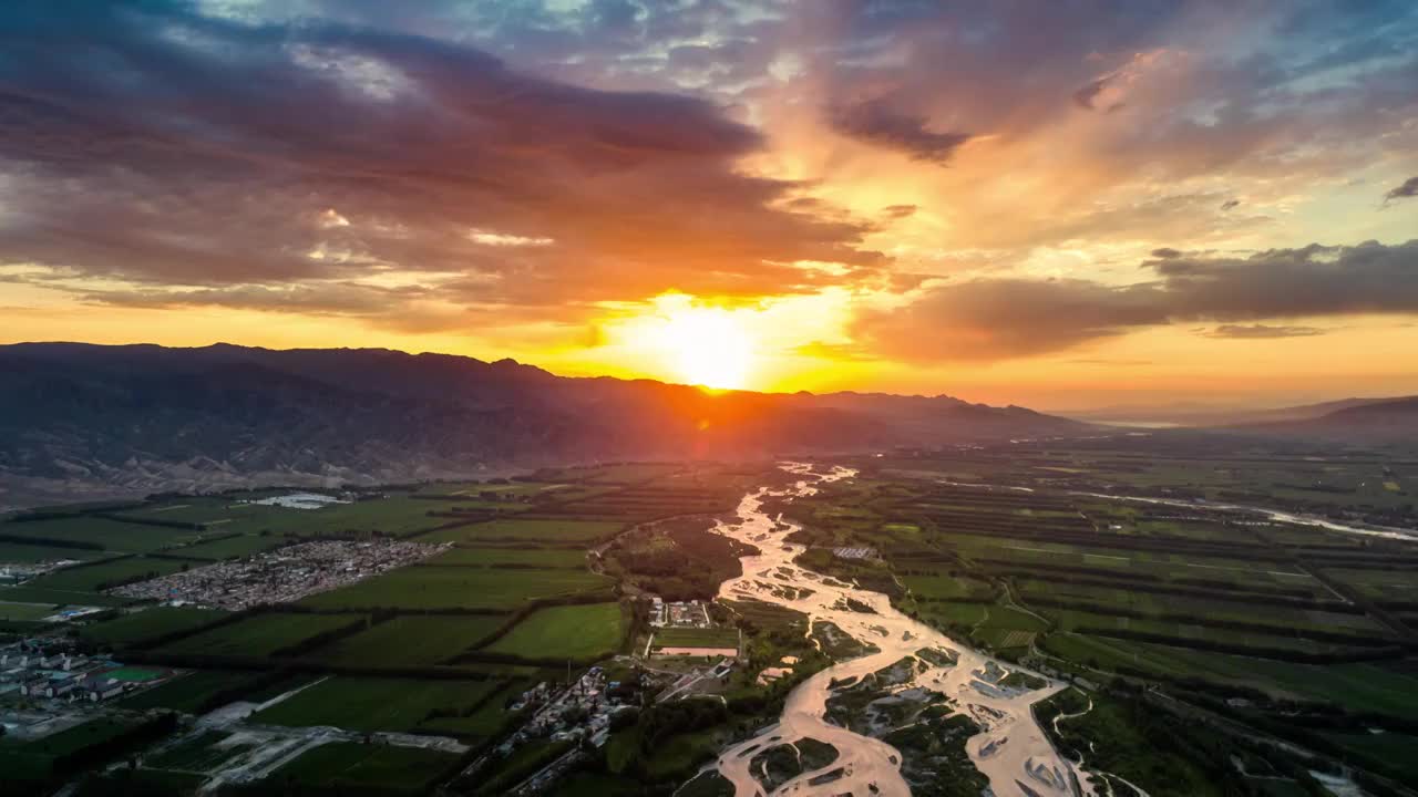 新疆伊犁特克斯航拍草原河流日出视频下载