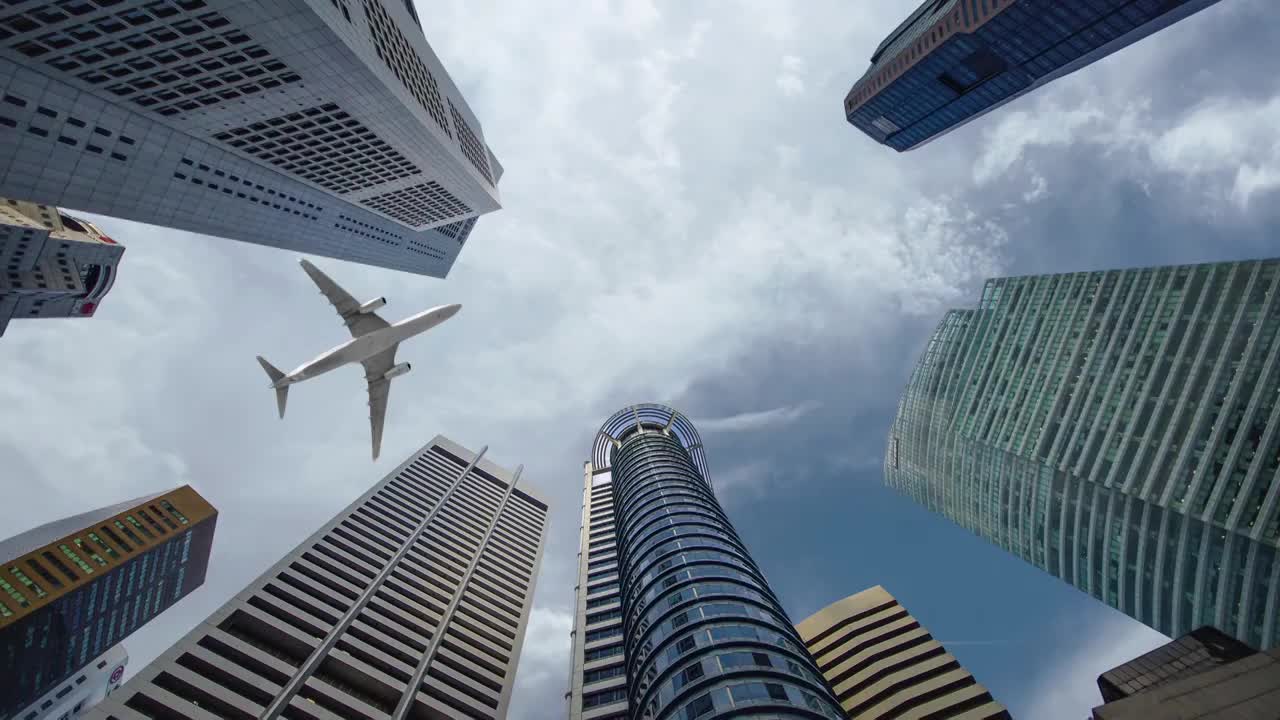 飞机穿过高楼大厦的天空视频下载