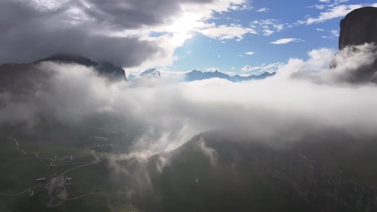 清晨阿尔卑斯山穿越云海视频下载