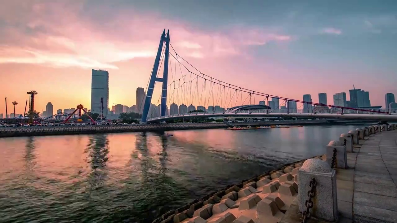 中国辽宁大连星海广场挑月桥视频下载