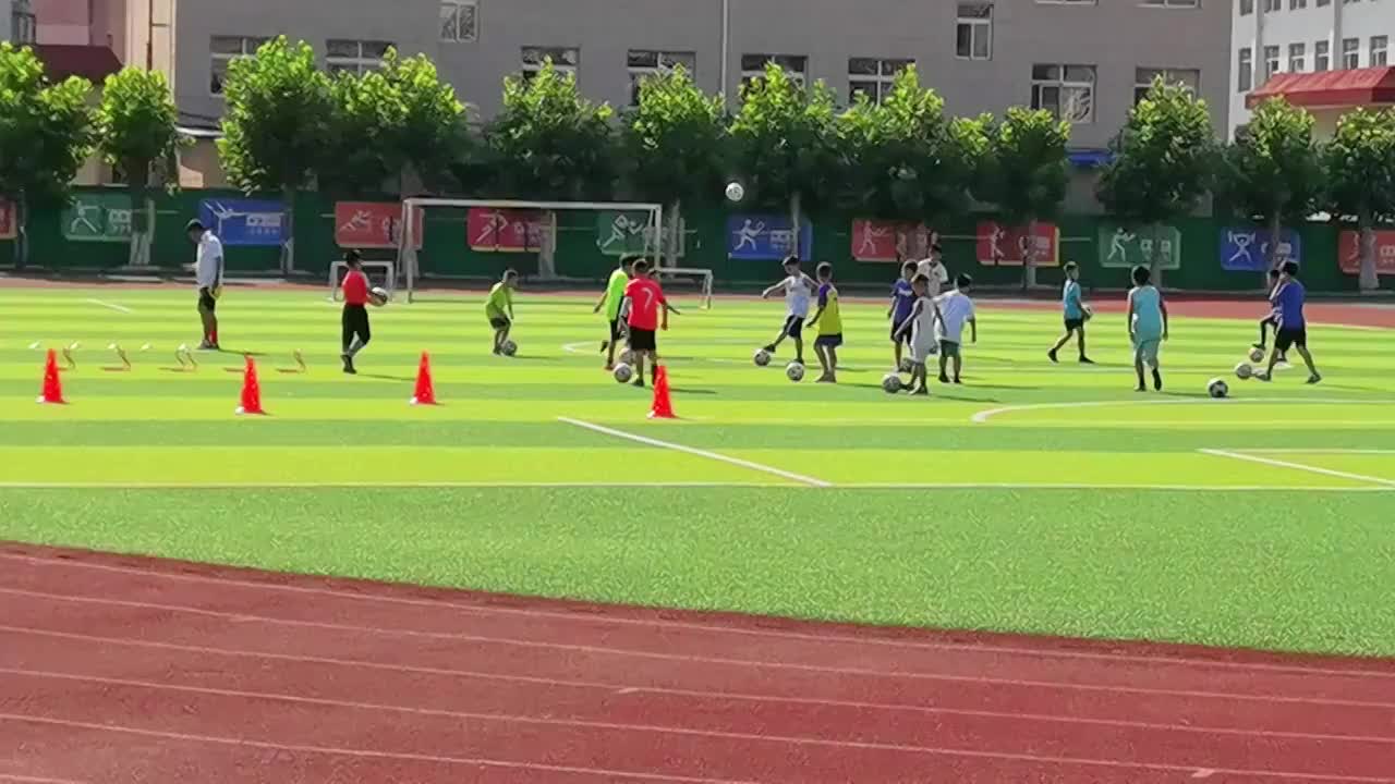 中国辽宁大连金普新区练习足球的小学生们视频下载