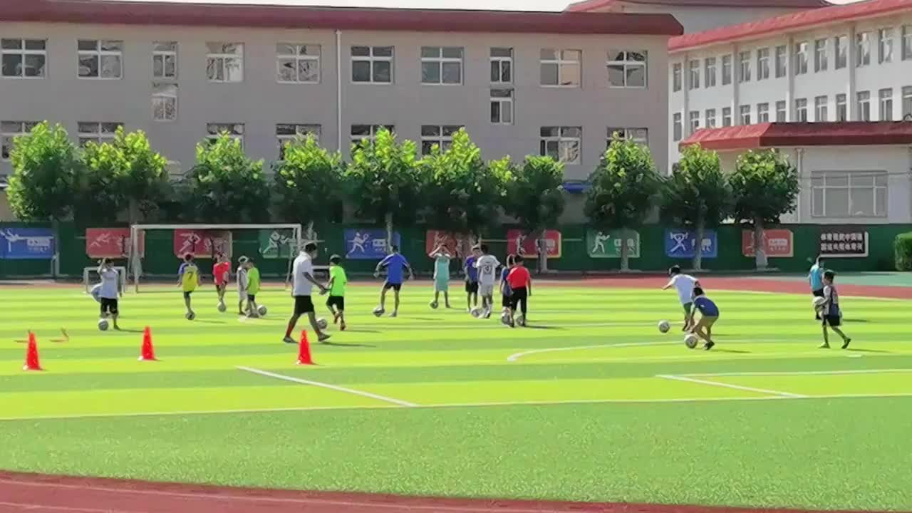 中国辽宁大连金普新区练习足球的小学生们视频下载